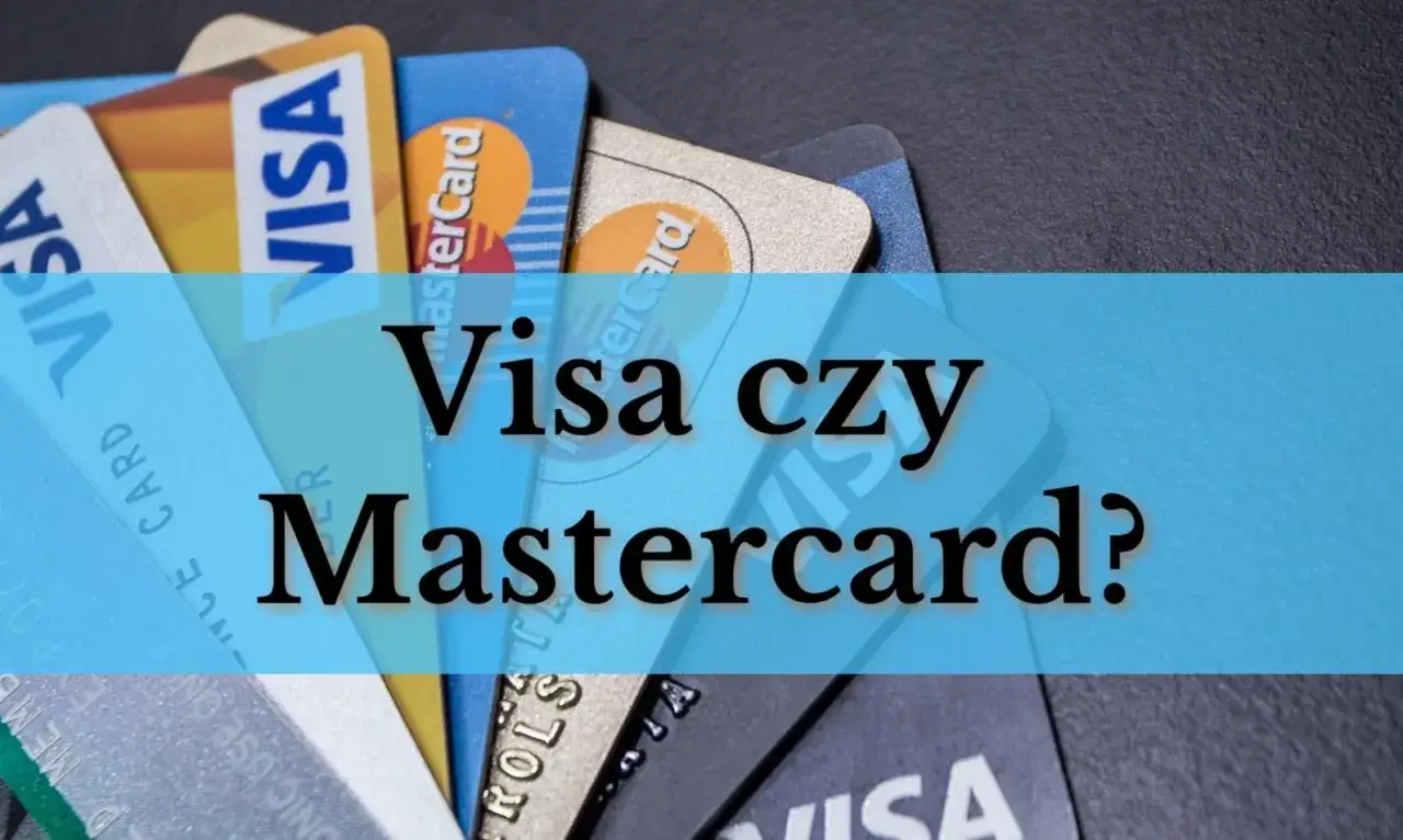 Stos różnych kart płatniczych, w tym Visa i Mastercard. Którą kartę bankową wybrać?