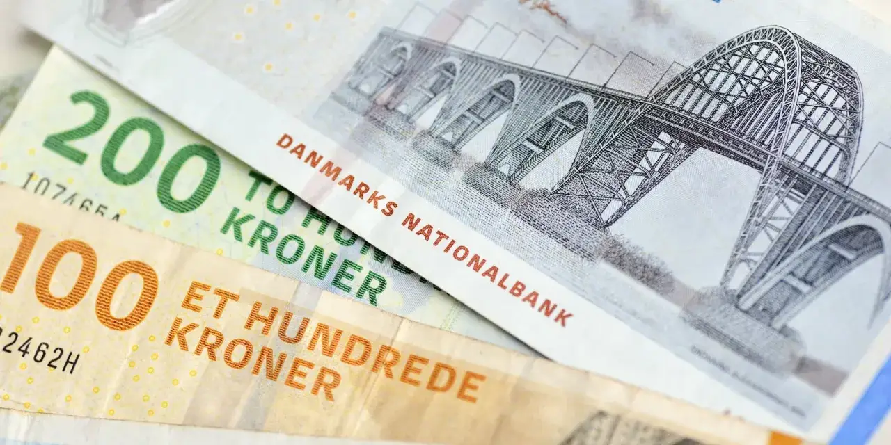 Dwie duńskie korony, 100 i 200, leżą obok siebie. Na banknocie 200 widnieje napis