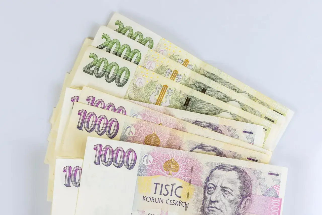 Kupując w Czechach, zapłacisz w koronach czeskich. Na zdjęciu banknoty 1000 i 2000 Kč.