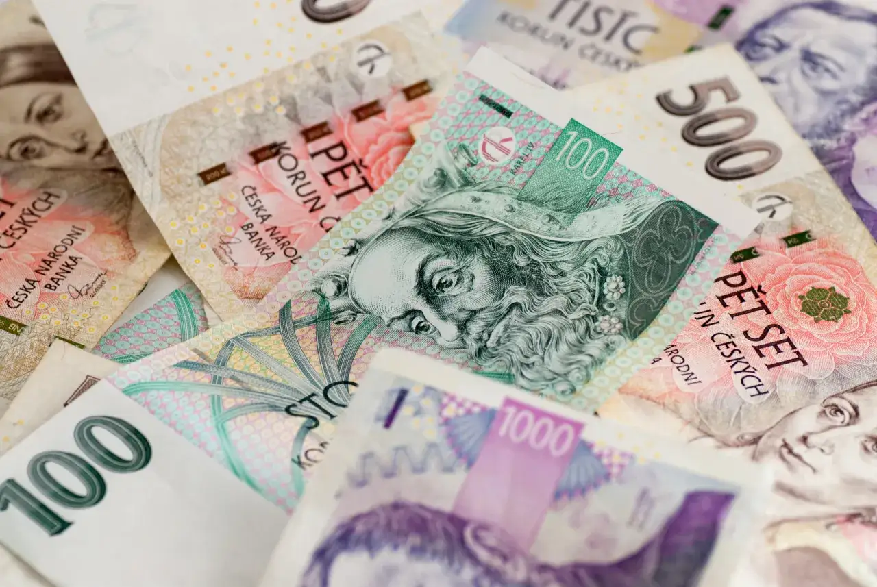 Czeskie korony, czyli jaka waluta jest w Czechach, w różnych nominałach: 100, 500 i 1000.