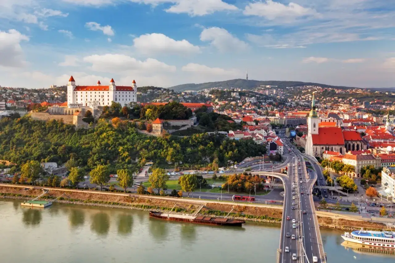 Bratysława, stolica Słowacji, gdzie euro jest walutą. Widok na zamek, rzekę Dunaj i miasto.
