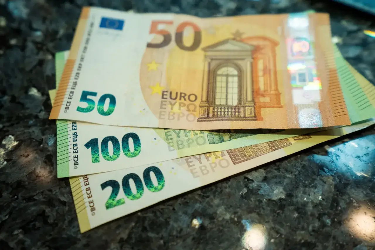 Euro to waluta obowiązująca w Słowenii. Na zdjęciu banknoty 50, 100 i 200 euro.