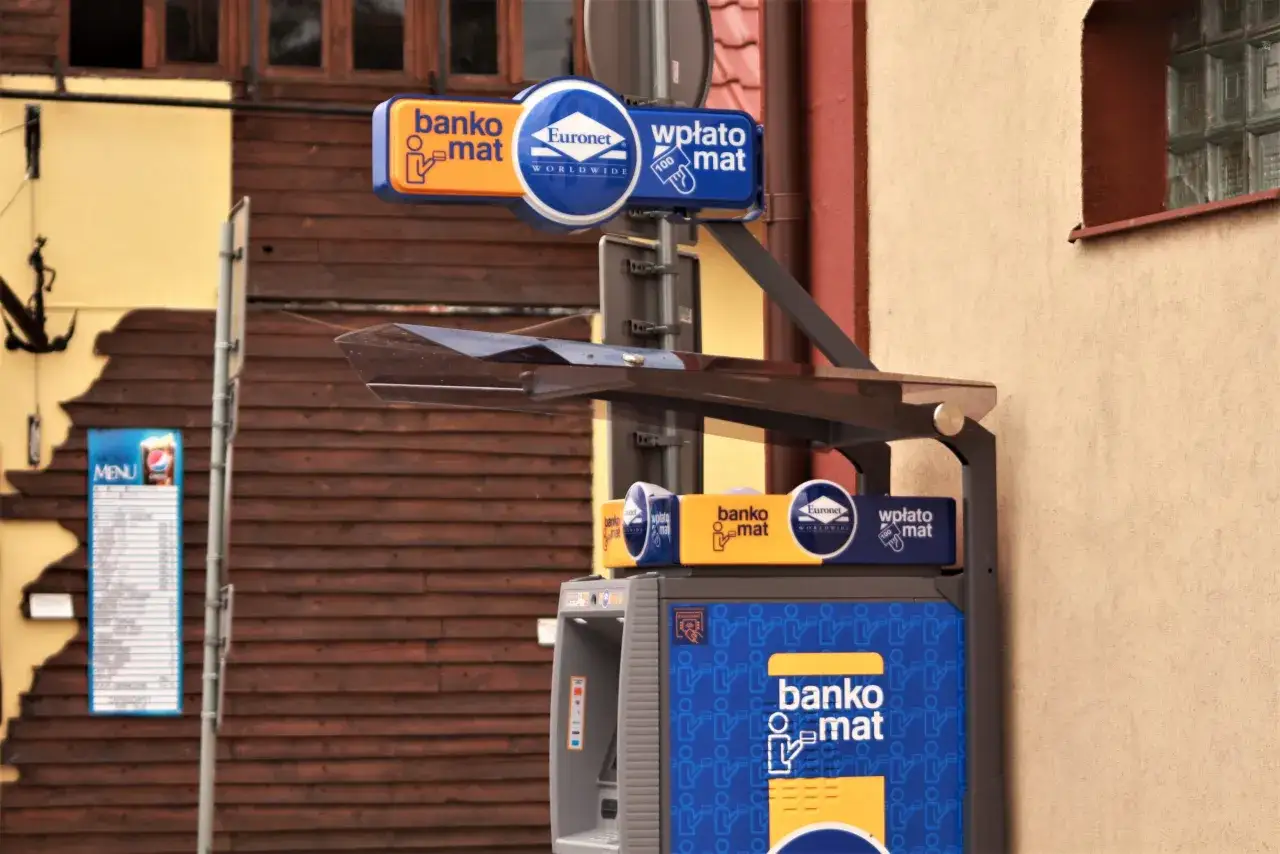 Bankomat Euronet, gdzie łatwo wpłacić pieniądze na konto. Widoczny jest też szyld 