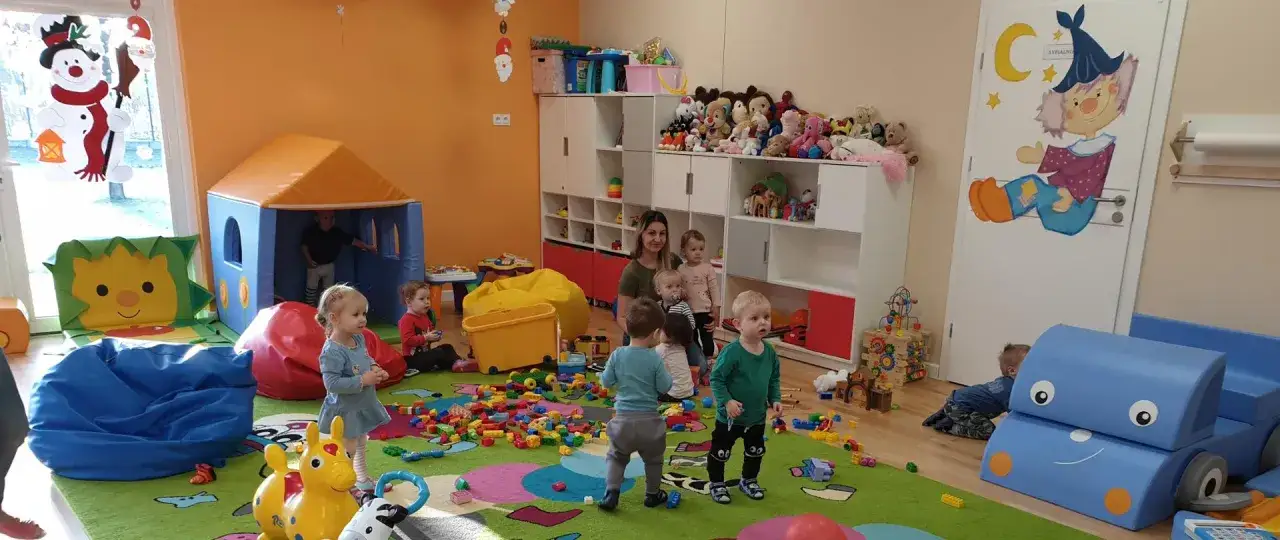 Dzieci bawią się w kolorowej sali żłobkowej. Dofinansowanie do żłobka jest dostępne dla maluchów do 3 lat.