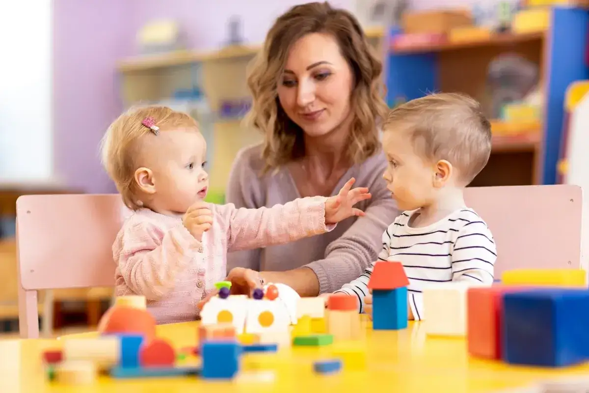 Dzieci bawią się klockami, a opiekunka czeka na decyzję w sprawie dofinansowania do żłobka. Ile czasu na rozpatrzenie wniosku?