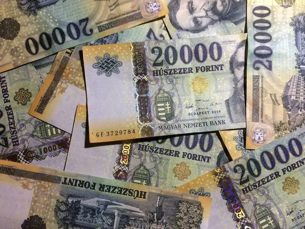 Węgry używają forinta. Na zdjęciu banknoty 20 000 HUF z wizerunkiem Ferenca Deáka.