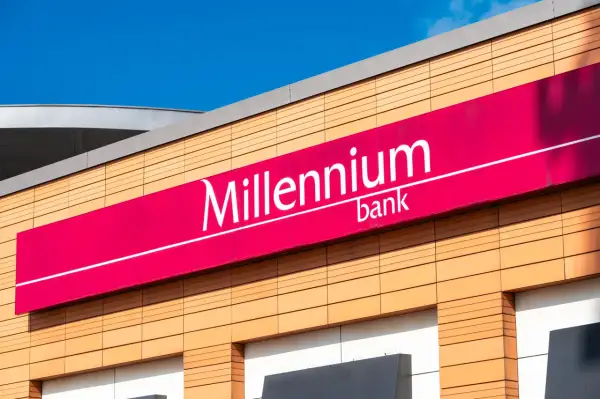 Znak banku Millennium na elewacji budynku. Gdzie znajdę swój numer IBAN Millenium?