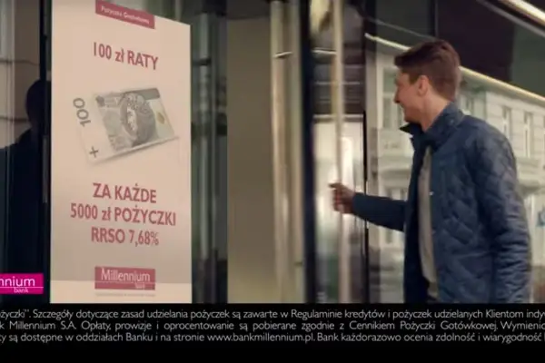Mężczyzna wchodzi do banku Millennium, gdzie reklama informuje: "100 zł raty za każde 5000 zł pożyczki". Czy bank sam pobiera raty kredytu Millennium?