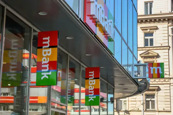 Logo mBank na budynku. Dowiedz się, jak sprawdzić numer konta w aplikacji mBank.