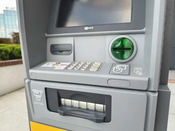 Bankomat mBank z klawiaturą i terminalem kart. Zastanawiasz się, ile można wypłacić z bankomatu mbank? Sprawdź to przy najbliższej okazji.