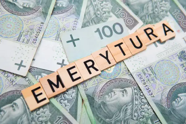 Litery układają słowo "EMERYTURA" na tle polskich banknotów. Fundusz emerytur pomostowych to wsparcie dla osób pracujących w szczególnych warunkach.