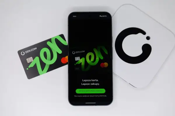 Karta ZEN obok telefonu z aplikacją. Czy to lepsza alternatywa dla Revolut? Lepsza karta, lepsze zakupy.