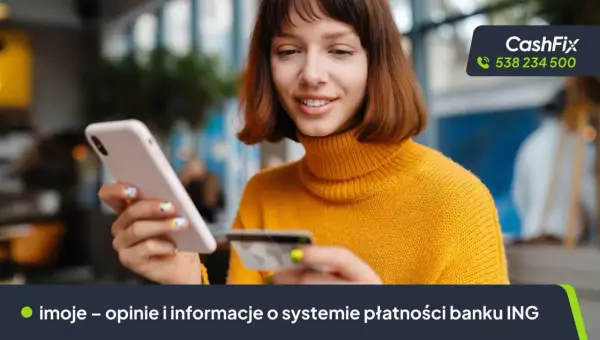 Młoda kobieta z kartą płatniczą i telefonem. Dowiedz się, co to imoje, system płatności banku ING.