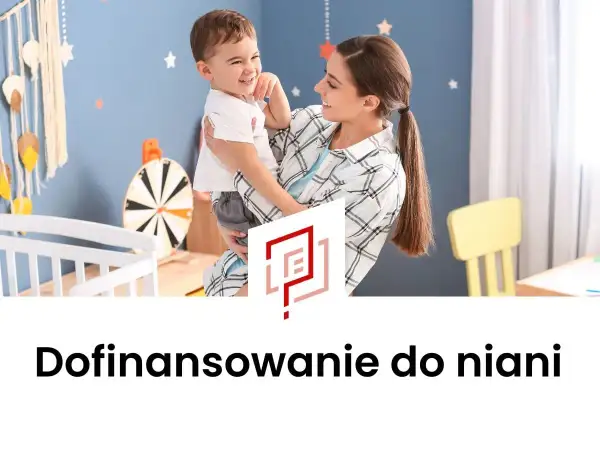 Kobieta trzyma uśmiechniętego chłopca w pokoju dziecięcym.