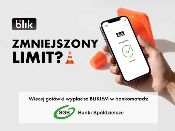 Ręka trzyma smartfon z potwierdzeniem wypłaty BLIKIEM. Obok pomarańczowe pachołki. Zwiększ limit wypłat BLIKIEM w bankomatach SGB.