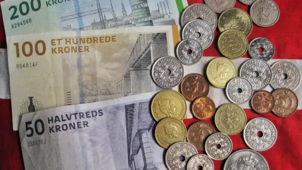 Dania używa korony duńskiej. Na zdjęciu banknoty 50, 100, 200 koron i monety.