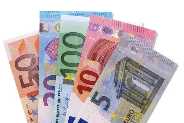 Banknoty euro o nominałach 5, 10, 20, 50 i 100. Jaka waluta w Słowacji? Euro.