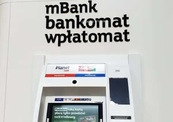 Bankomat mBank z funkcją wpłatomatu. Sprawdź, ile można wpłacić we wpłatomacie mBank, by wygodnie zasilić konto.