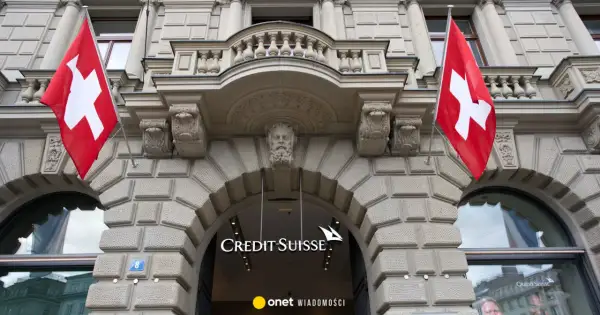 Dwa szwajcarskie flagi powiewają przed wejściem do banku Credit Suisse.