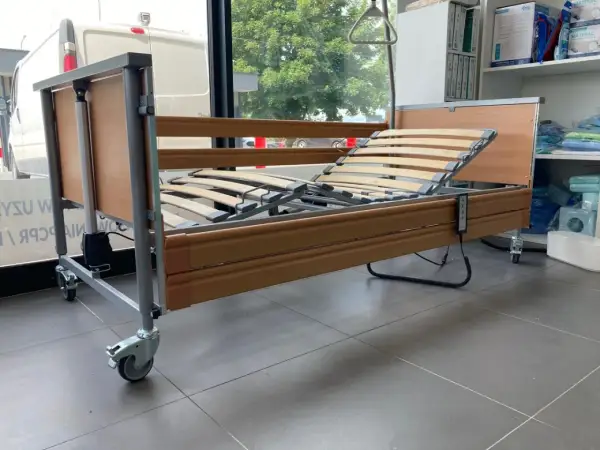 Łóżko rehabilitacyjne z pilotem, które może być zakupione dzięki dofinansowaniu z PFRON.