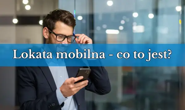 Mężczyzna w okularach i garniturze sprawdza coś na telefonie. Napis na niebieskim tle: "Lokata mobilna - co to jest?".