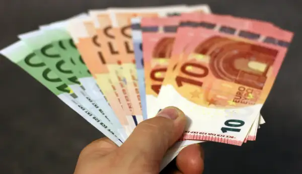 Dłoń trzyma banknoty euro. Choć w Bułgarii obowiązuje lew, euro jest powszechnie akceptowane w turystycznych miejscach.