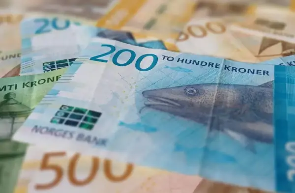 Norweskie banknoty 200 koron z wizerunkiem ryby, wydane przez Norges Bank.