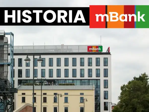 Budynek z logo mBank, gdzie historia banku jest widoczna na fasadzie.
