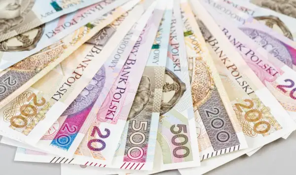 Złotówki ułożone wachlarzowo. Widoczne nominały 200 i 500 zł. Idealne, gdy szukasz miejsca, gdzie dają pożyczki każdemu.